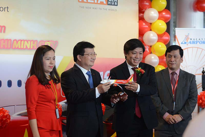 Vietnam Prime Minister Trinh Dinh Dung & Vietjet leaders celebrate the new route in KLIA 1 terminal