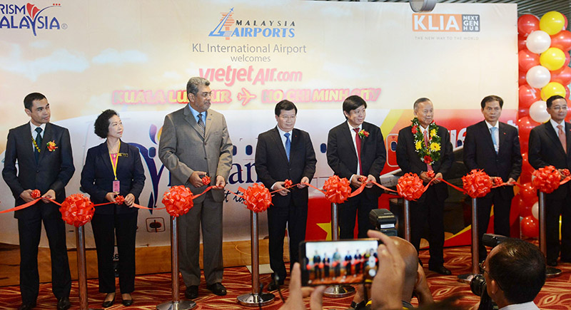 Vietnam Prime Minister Trinh Dinh Dung & leaders of Malaysia Ministry of Transport mark the route launch